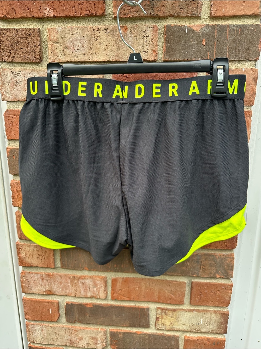 NWOT Under Armour Women’s M Play Up 3.0 Shorts Neon Yellow Black Pockets Loose - Picture 2 of 4
